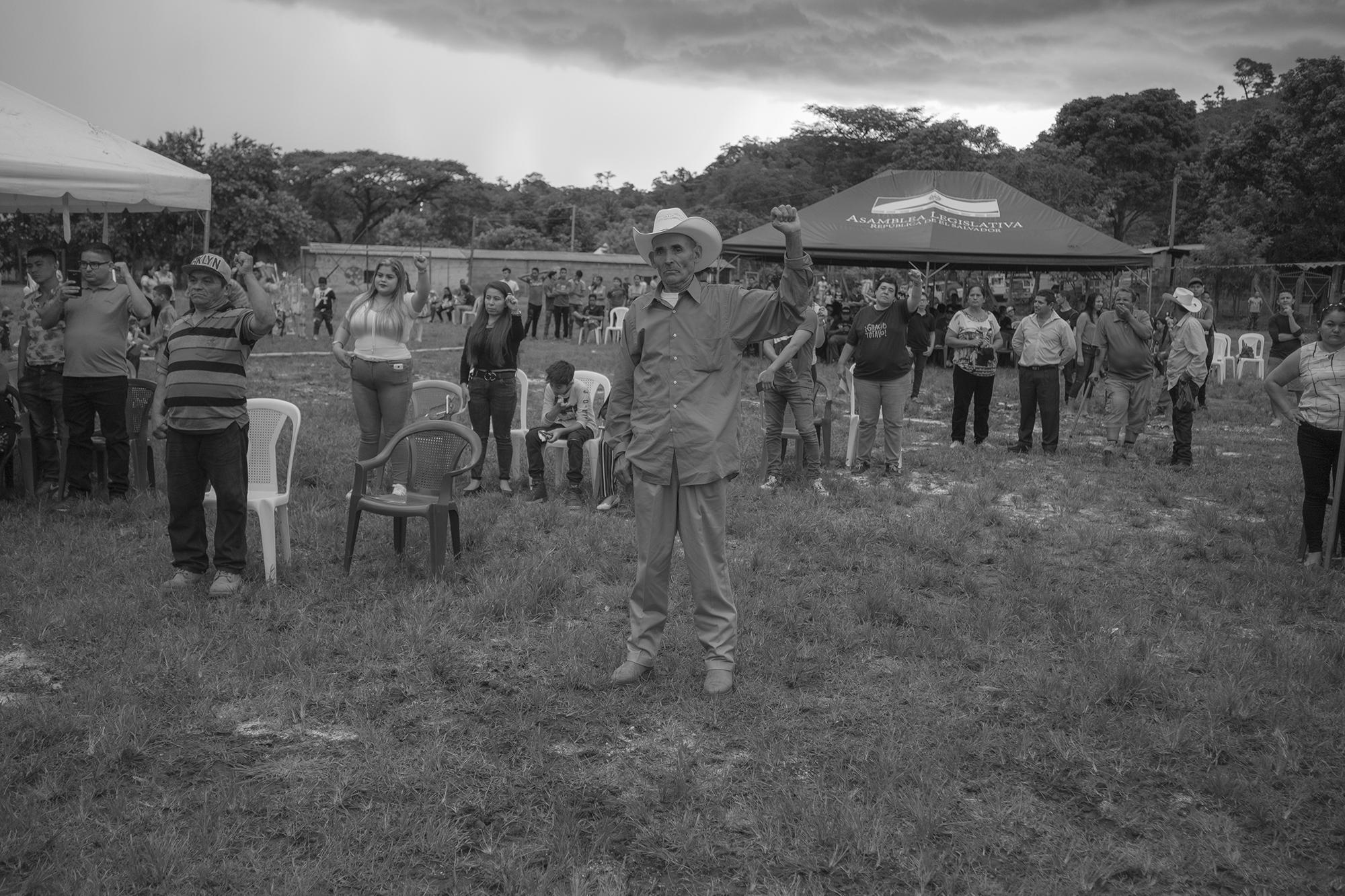 Every year on October 10th, residents celebrate the first mass return of community members to Santa Marta. They set up a wooden stage in the community soccer field and hold festivities that last all day. Each time the “March of Unity” is played, elders raise their left fist and chant along in unison. After the massacres, many of the survivors joined the ranks of the guerrilla.