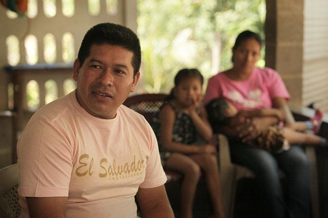 Samuel González Toloza en su hogar en el municipio de Santiago Nonualco, La Paz. Foto Mauro Arias