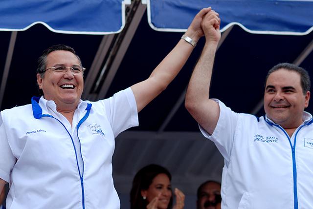 En octubre de 2013, el expresidente Antonio Saca presentó a su excanciller Francisco Laínez como su compañero de fórmula para las elecciones 2014. Foto Archivo El Faro/Fred Ramos
