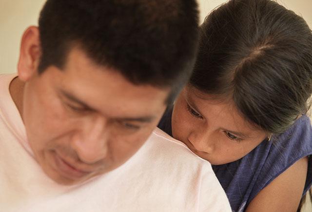 La hija mayor de Samuel observa como su padre dibuja en un croquis el lugar donde quedo tendido Natividad Méndez durante la batalla de Najaf. 