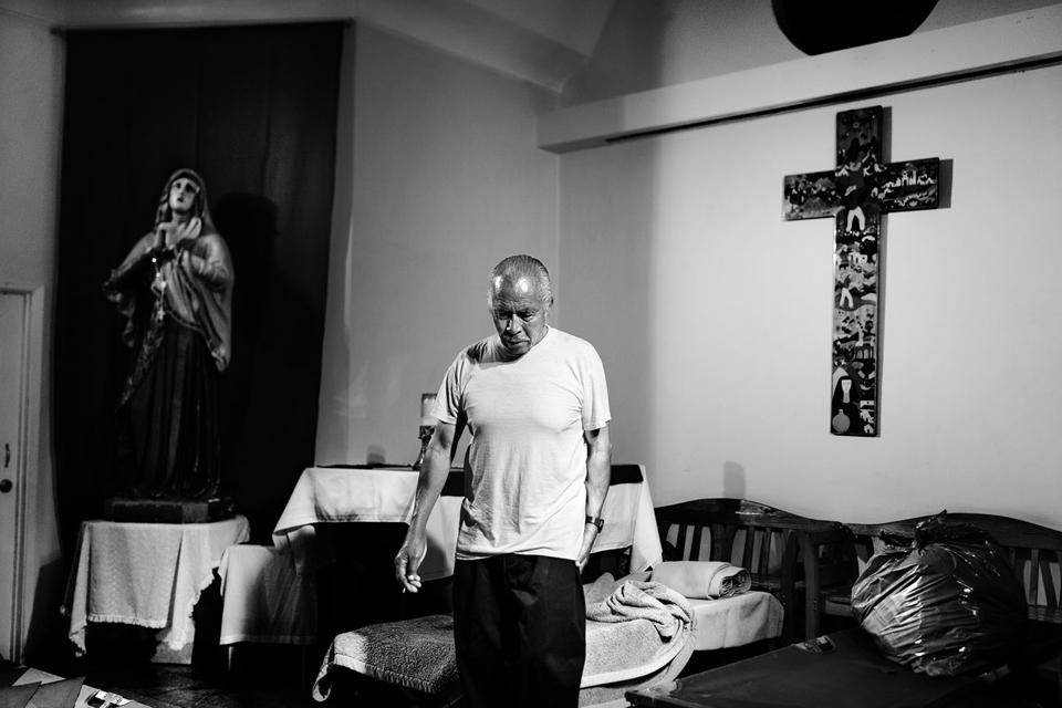 Un hombre de origen mexicano se prepara para dormir en su cama improvisada junto al altar de la iglesia de Misión Dolores, en East Los Ángeles. Se calcula que en la ciudad de Los Ángeles hay cerca de 26 mil personas sin hogar, muchas de ellos inmigrantes indocumentados. Foto: Edu Ponces