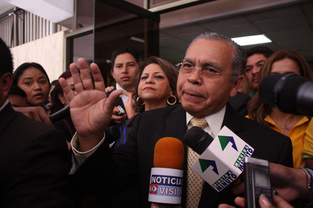 Ovidio Bonilla da declaraciones a la prensa al terminar su instalación como nuevo presidente de la CSJ y de la Sala de lo Constitucional de la CSJ. Foto José Carlos Reyes