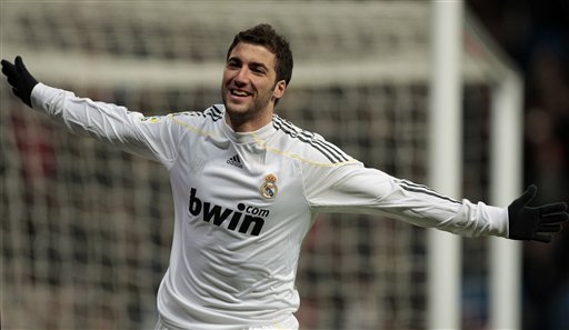 El argentino Gonzalo Higuaín, del Real   Madrid , festega un gol contra el Zaragoza, el sábado 19 de diciembre del 2009, en un duelo de liga.