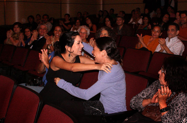 Catalina Del Cid es felicitada por la actriz Patricia Rodríguez al enterarse de ser ganadora del premio Ovación 2012 en el teatro Luis Poma. Foto José Carlos Reyes