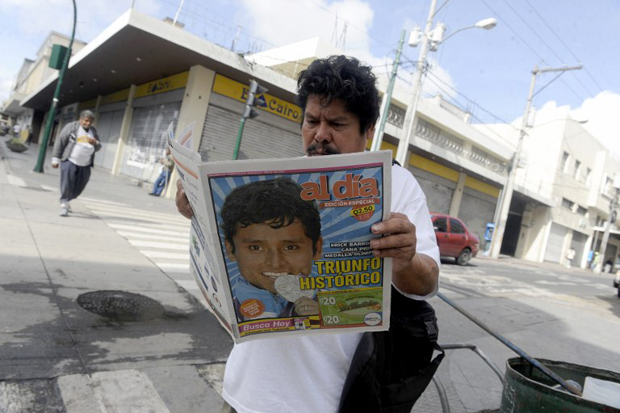 Un guatemalteco lee con interés sobre la hazaña de Erick Barrondo, quien ganó para Guatemala su primera medalla olímpica el pasado 4 de agosto. / AFP PHOTO Johan ORDONEZ﻿.