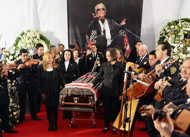 Escena del homenaje póstumo para Chavela Vargas en la Plaza Garibaldi el 6 de agosto de 2012, le siguió otros homenaje público en el Palacio de Bellas Artes. / AFP PHOTO Alfredo ESTRELLA.