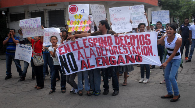 Manifestación frente a los juzgados de Tonacatepeque contra la subasta del terreno de El Espino. Foto Mauro Arias