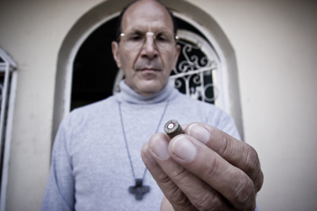 Alejandro Solalinde con el casquillo de una bala que fue disparada a uno de sus ayudantes durante un secuestro de una migrante en el albergue de Ciudad Ixtepec en 2007.﻿ Foto Ruido/El Faro