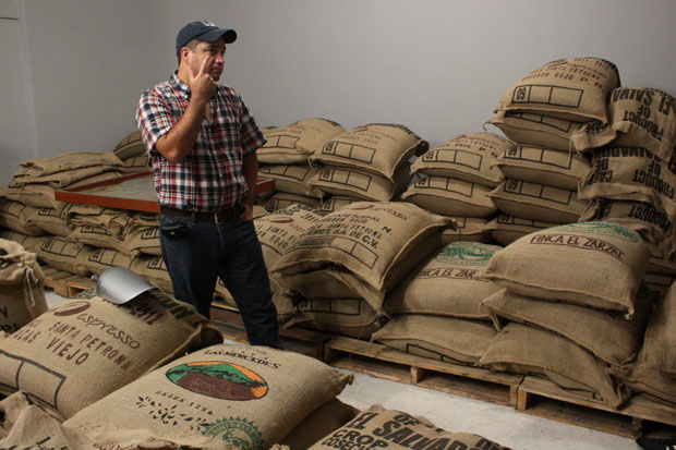 Rodeado de café listo para tueste proveniente de varias fincas, Federico se pasea confiado en la tostaduría. En marzo de 2006 sintió terror al abrir la primera tienda.