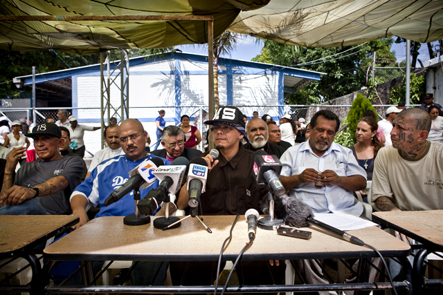 Al centro, Edson Zachary Eufemia (MS-13), flanqueado a su derecha por Carlos Alberto Rivas Barahona y Carlos Ernesto Mojica Lechuga (ambos del Barrio 18), y a su izquierda por Raúl Mijango y Carlos Tiberio Ramírez Valladares (MS-13). Foto Pau Coll.