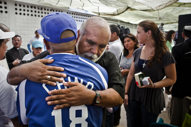 Ricardo Cornejo, pastor de la Iglesia luterana popular, abraza a Carlos Alberto Rivas Barahona, (a) Chino Tres Colas, en el evento celebrado la tarde del 24 de septiembre en Cárcel de Mujeres, en Ilopango. Foto Pau Coll.