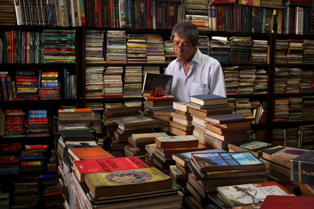 Chus Visor buscando libros entre los libros usados que se encuentran en el centro de San Salvador.