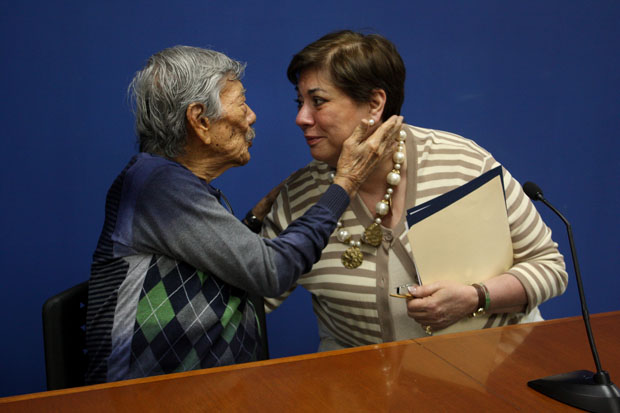 Carlos Cañas, Premio Nacional de Cultura 2012, y Magdalena Granadino, secretaria de Cultura, intercambian palabras durante el anuncio oficial de la asignación del premio.