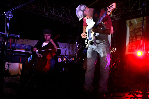 Giancarlo Villeda del grupo de jazz Outside junto a Memena Rivera en el Jazz Fest 2012 celebrado en el Paseo El Carmen, Santa Tecla. Outside representó al país en La Habana, Cuba en el XV Concurso Internacional de Jóvenes Jazzistas obteniendo el 3er lugar en la categoría de composición