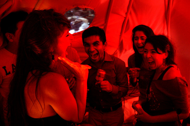 Abducciones realizadas en la fiesta de cierre del festival FEA en la Casa Tomada del CCESV donde se pudo beber 