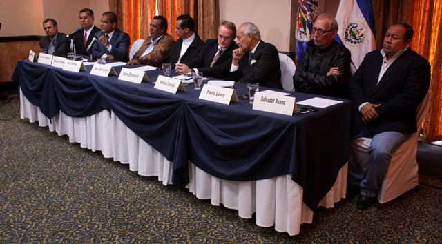 Los alcaldes de los primeros cuatro Municipios libres de violencia, junto a los mediadores y el representante de la OEA. En primer plano, Salvador Ruano, alcalde de Ilopango.