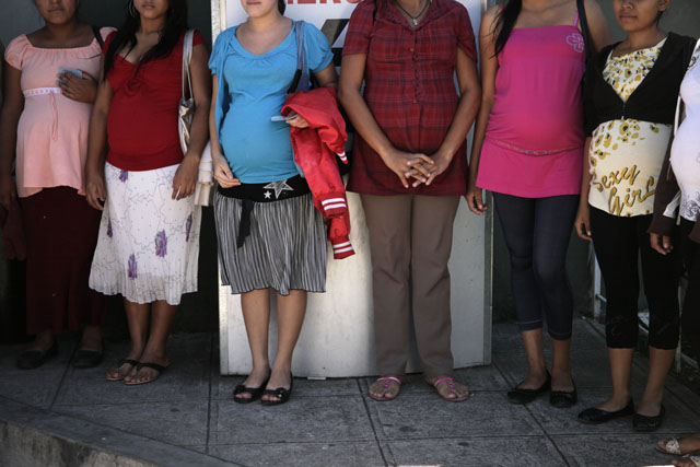 Adolescentes embarazadas esperan una visita guiada al Hospital Nacional San Rafel, Santa Tecla, La Libertad.