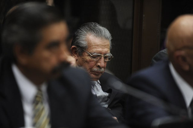 Former Guatemalan de facto President (1982-1983) and retired General Jose Efrain Rios Montt (C), gestures during a court hearing in Guatemala City on January 28, 2013. In a historic decision, a Guatemalan court announced today that Rios Montt, 86, will face trial for the genocide of indigenous peoples during his rule, becoming the first former president to be prosecuted for this crime in the country. The landmark decision marks the first time that genocide proceedings have been brought in the country over the 36-year civil war that ended in 1996, leaving an estimated 200,000 people dead, according to the UN. AFP PHOTO/Johan ORDONEZ﻿ El ex presidente de facto (1982-1983), el generalretirado José Efraín Ríos Mott durante la audiencia del lunes 28 de enero 2013. Foto AFP