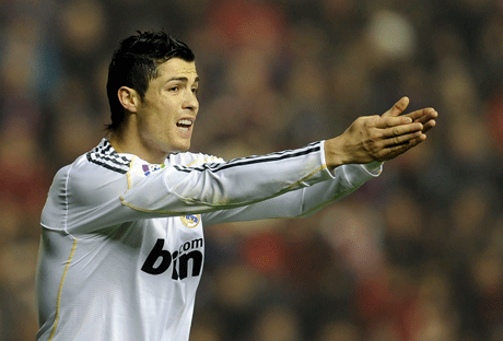 Cristiano Ronaldo del Real Madrid gesticula durante el partido que su equipo empató sin goles contra el Osasuna por la liga española