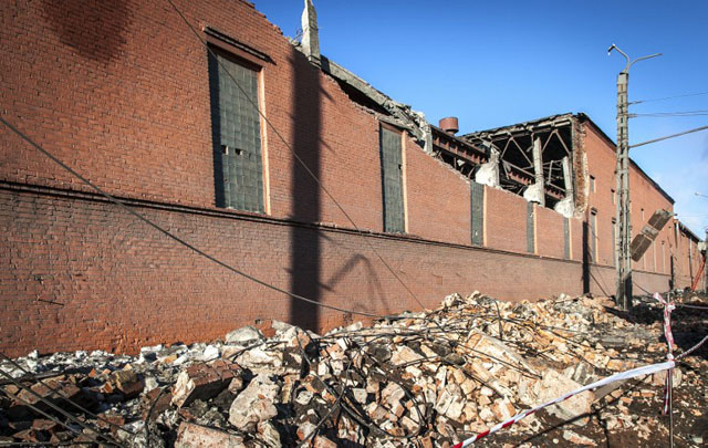 Vista del muro de una fábrica de zinc que fue dañada por la ola expansiva de un meteorito en la ciudad de Cheliabinsk. ﻿" /></div> <figcaption class=