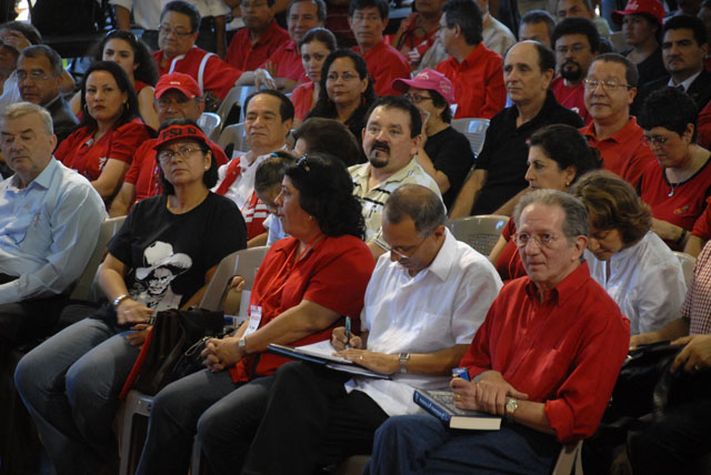 Fabio Castillo, a la derecha en la primera fila, durante la Convención Nacional del FMLN en diciembre de 2009. Foto El Faro