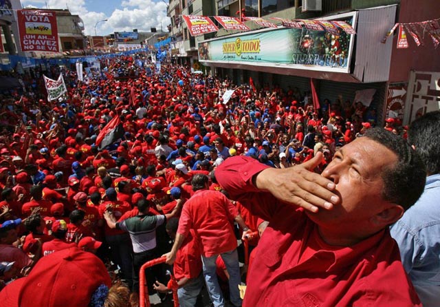 Foto del 24 de noviembre de Hugo Chávez saludando a sus seguidores en la ciudad de Guarico. Foto AFP