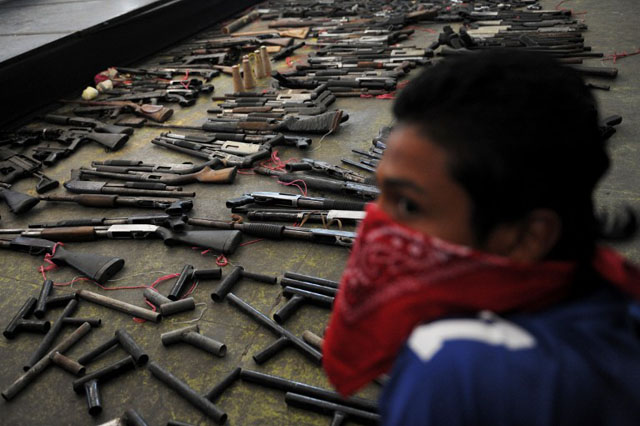 Pandilleros entregaron en el sábado 9 de marzo en Apopa 267 armas. Entre ellas había desde fusiles de asalto M-16 hasta armas artesanales llamadas 