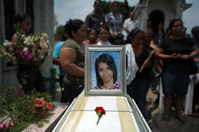 Parientes y amigos de Iris Martínez participan de su funeral en el Cementerio Municipal de Soyapango﻿. Foto AFP