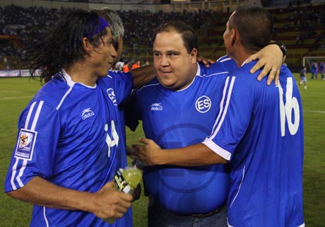 Rodrigo Calvo, presidente de la Fesfut (centro), celebra el triunfo ante Surinam el 15 de octubre de 2008. Foto de archivo