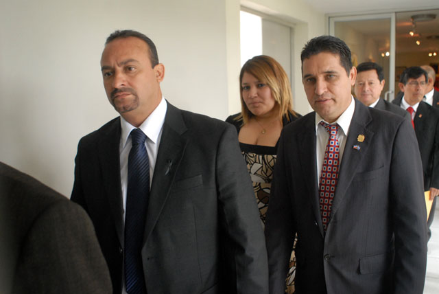 El diputado Wilver Rivera, a la izquierda, sale del Salón Azul al terminar la primera sesión plenaria el primero de mayo 2012. Foto Archivo El Faro