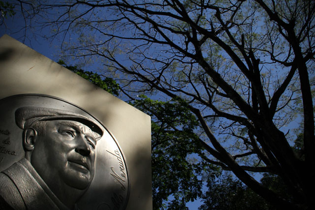 Monumento a Pablo Neruda ubicado en el parque Cuscatlán de San Salvador. Foto archivo El Faro.