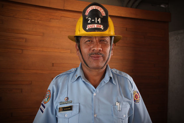 Abner Hurtado modela el primer casco que tuvo en los bomberos.