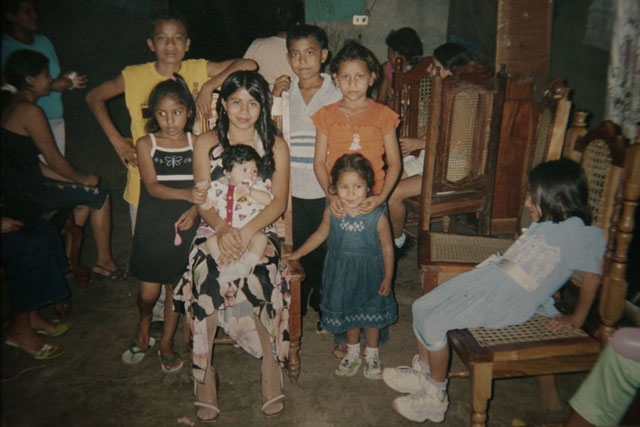 Foto de Beatriz con sus parientes cuando celebró sus 15 años de edad (sentada al centro). Fotografía cedida por la madre de Beatriz. Foto El Faro