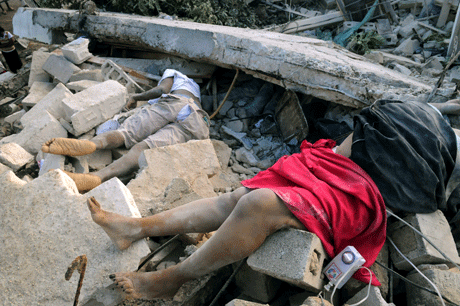 Cadáveres yacen entre escombros a lo largo del camino de Delmas el día después del terremoto que destruyó Puerto Príncipe, Haití, la tarde del martes.