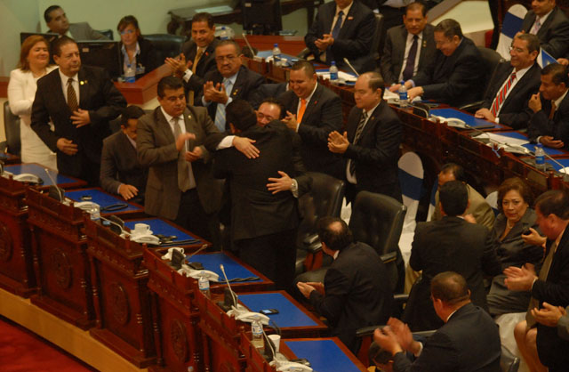 Guillermo Gallegos es felicitado por sus compañeros de GANA por ser nombrado parte de la directiva de la Asamblea Legislativa el 1 de mayo de 2012.  Foto El Faro﻿﻿