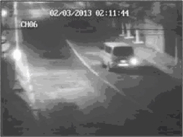 Una cámara de vigilancia de la alcaldía de Panchimalco registró que el microbús tipo urban, color gris-beige, aparece por primera vez de la calle que de Panchimalco conduce a San Salvador a las 02:11 de la madrugada del 2 de marzo. ﻿" /></div> <figcaption class=