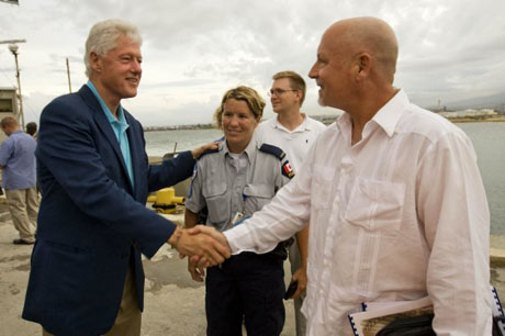 Imagen no fechada de Gerardo Le Chevallier, a la derecha, saludando al enviado especial de la ONU en Haití, Bill Clinton. Foto tomada de Facebook