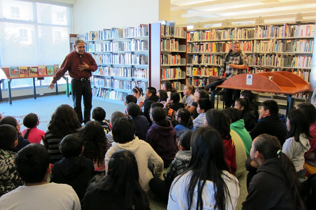 Jorge Argueta en una presentación en la biblioteca pública del condado Daly City en San Mateo, CA.﻿Foto cortesía Jorgue Argueta