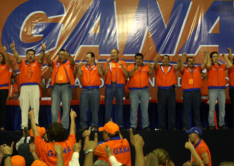 José Andrés Rovira, al centro, durante el acto de creación del partido GANA el pasado sabado 16 de enero. Foto Frederick Meza