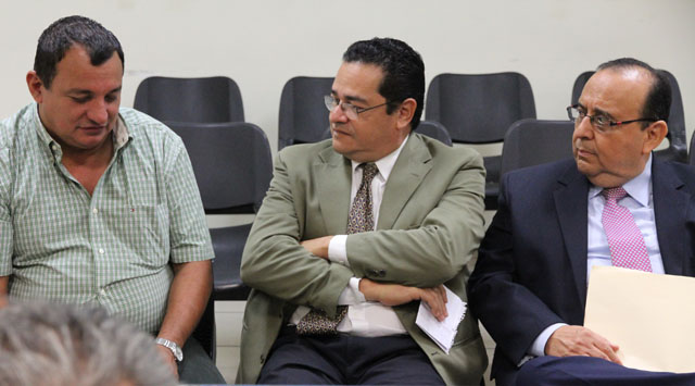 De izquierda a derecha: Magdaleno Guzmán (actual alcalde de Santa Isabelo Ishaután), Miguel Tomás López y José Armando Zepeda Valle. Los tres fueron presidentes del ISTA y condenados por incumplimiento de deberes el 4 de julio.