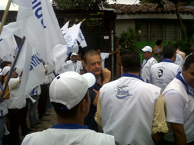 Julio Rank asiste a la colonia Belén, en San Salvador, el 16 de julio de 2013 a una inaguración de Casas de Unidad de su amigo Antonio Saca. Rank se ha incorporado al comando de San Salvador, según Saca.