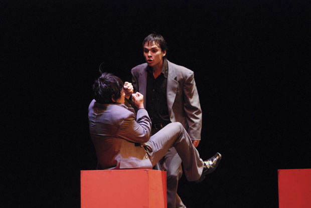 Los actores César Pineda y Rodrigo Calderón en una escena de 