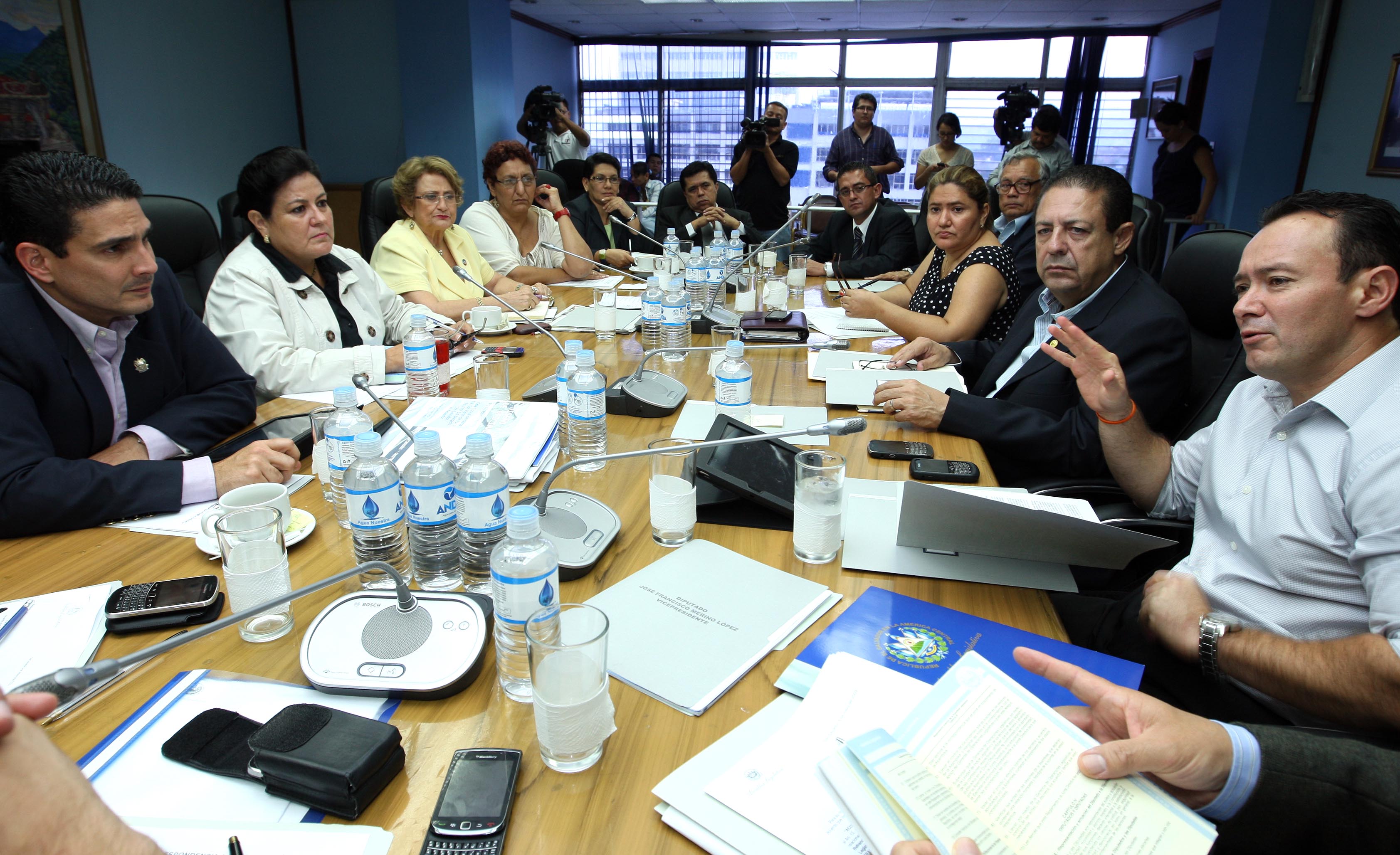 Foto de la primera reunión de Junta Directiva el 3 de mayo de 2012﻿ tomada de la página de la Asamblea Legislativa . Esta fue elegida para la primera mitad del periodo 2012-2015, según el protocolo de entendimiento suscrito por los partidos.