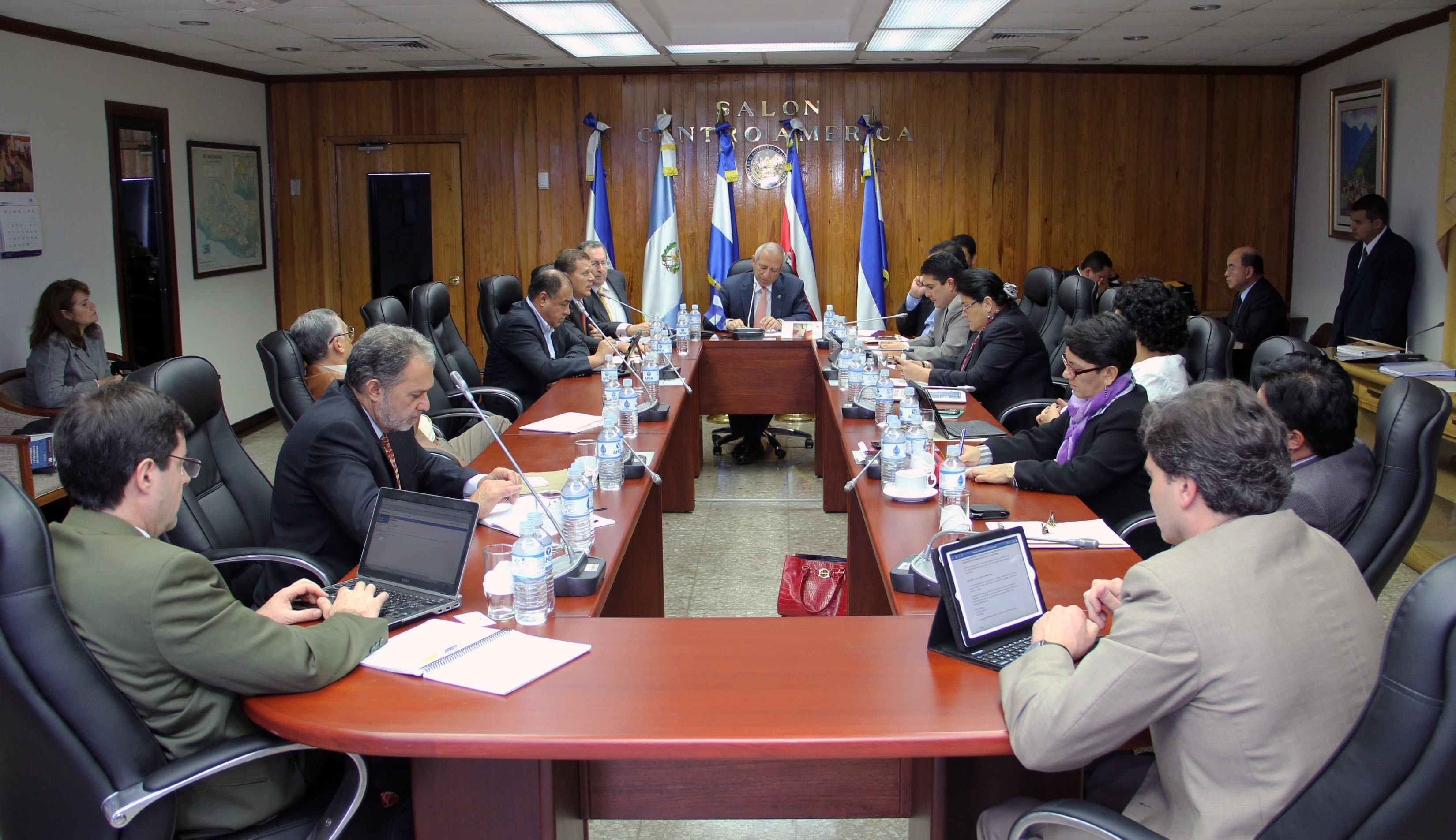 Imagen de sesión de la Junta Directiva el 27 de febrero de 2013, presidida por Sigfrifo Reyes. Tomada de la página oficial de la Asamblea Legislativa.