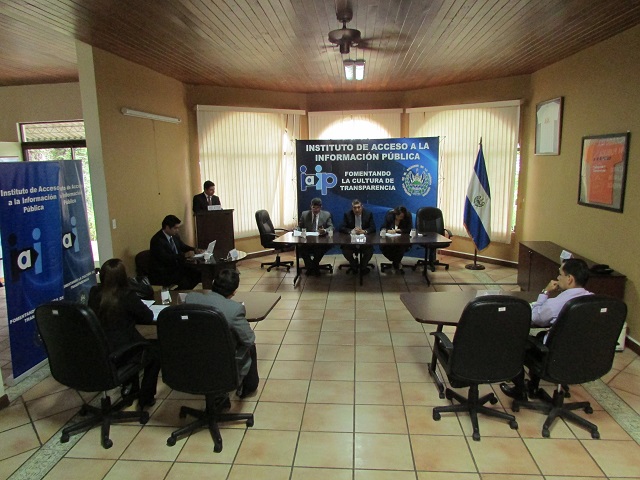 Las audiencias del Instituto de Acceso a la Información Pública se dan en una sala de la casa de la oficina de la cooperación estadounidense, en la colonia Cumbres de la Escalón, en San Salvador.