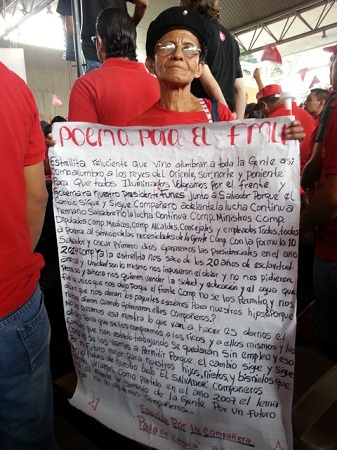 Paula de Zavala, de 60 años y proveniente de Ciudad Arce, escribió este poema en 2009 cuando ganó el FMLN las elecciones presidenciales. Para hacer el cartel, pidió ayuda a una profesora del pueblo.