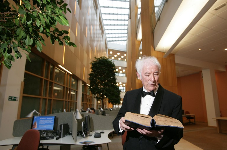 El premio Nobel de Literatura de 1995, el irlandés Seamus Heaney, ojea un libro durante la inauguración de la biblioteca McClay en Queens Unversity