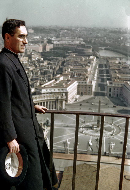 Foto de Mons. Romero desde un balcón del Vaticano. / Foto cortesía del MUPI publicada en la galería Romero: Voz y mirada .