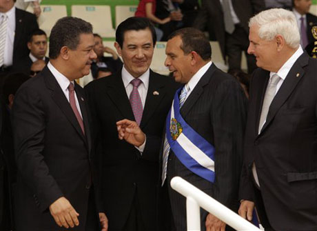 De izquierda a derecha, los presidentes de República Dominicana Leonel Fernández, de Taiwán Ma Ying-jeou, de Honduras Porfirio Lobo y de Panamá Ricardo Martinelli, conversan en Tegucigalpa, tras la toma de posesión de Lobo como presidente. Foto AP