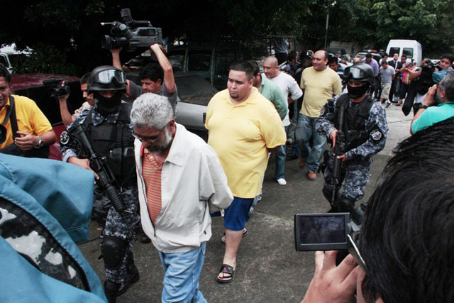 Presentación de las personas capturadas durante el operativo Escorpión, en las instalaciones de la Divisón Antinarcóticos de la Policía, en San Salvador. Foto cortesía de la PNC.
